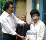 Ông Lê Văn Phước tặng quà, mừng tuổi cho một nạn nhân da cam ở phường 1 (TP Tuy Hòa)- Ảnh: ĐỨC THẮNG